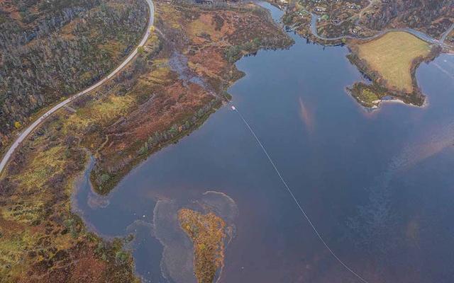 Fiberforbindelsen legges blant annet i vanskelige masser på land og grunt vann, der det ikke lar seg gjøre å grave trasé for trekkerør på vanlig måte. Foto: Anders Hauge, Hallingplast.
