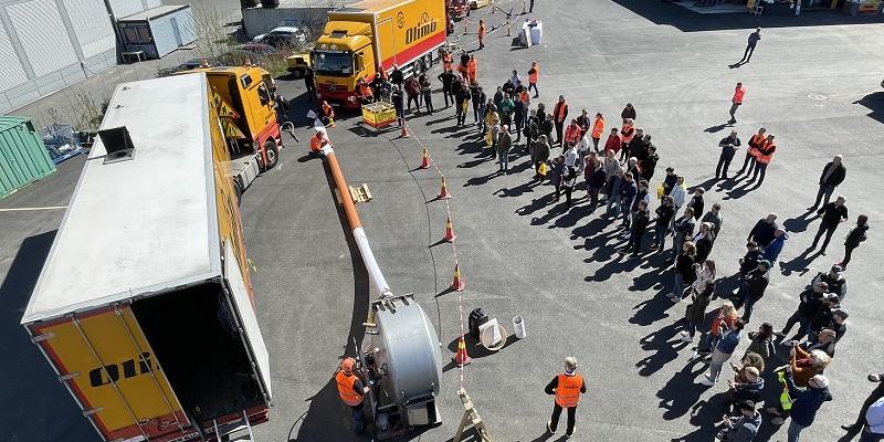 Stor interesse for ulike rørfornyingsmetoder under åpen dag hos Olimb Rørfornying i Råde. Her pågår installasjon og utherding av en 300 mm filtstrømpe.