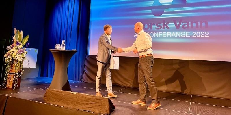 Fra h. Thomas Breen, direktør i Norsk Vann takker foredragsholdere Aleksander Øren Heen, som er statssekretæren i Klima- og miljødepartementet. Foto: Inger Anita Merkesdal.