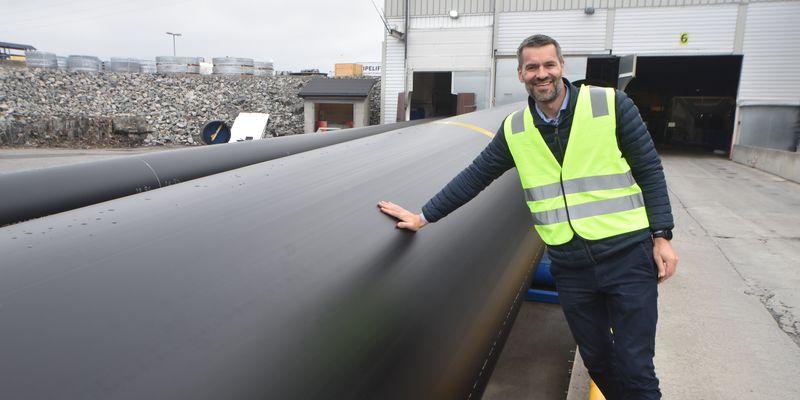 Stolt administrerende direktør Sigmund Aandstad over produksjon av 2500 mm PE-rør som snart skal ta sjøveien fra Pipelifes fabrikk i Stathelle til Tunisia.