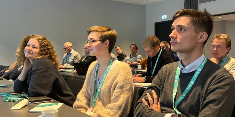 Ingrid Holøyen Skjærbakken, her liggende i armene på årets traineeVann-kull under Norsk Vanns årskonferanse, er rådgiver i Norsk Vann med ansvar for organisasjonens rekrutteringsarbeide. Hun gjør ikke ting halvhjertet! (Foto: Inger Anita Merkesdal)