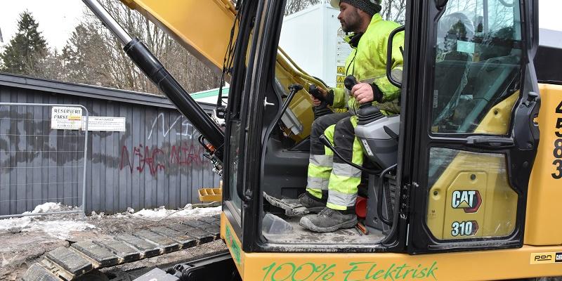 100 prosent elektrisk gravemaskin på belter i sving.  Maskinfører Arnt Ove Tettilmo har god kontroll.