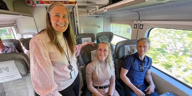 Martina B. Svedahl (stående), Linn Tobiassen og Henrik Halvorsen på toget fra Oslo til Ål og Hallingtreff. (Foto: Jørn Søderholm)