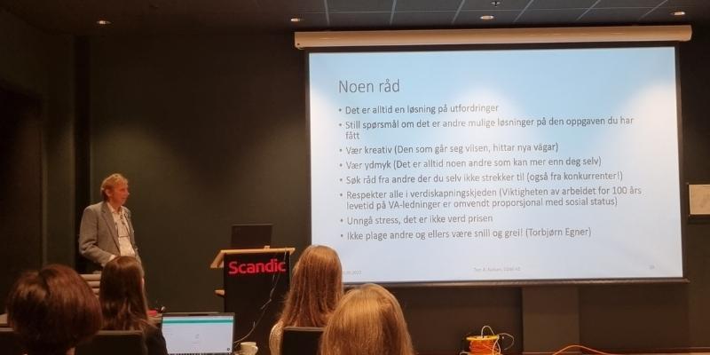 Erfaring, samt omsorg for vann og vann-faget, ispedd humor, preget Tom A. Karlsens foredrag «Min historie fra Seutelva til Vannprisen». Foto: Borghild T. Folkedal.