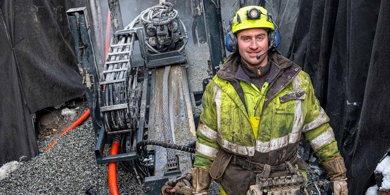 Daniel Værås trives godt i boregropa. Her bores et 440 mm hull til en vannledning under et boligfelt på Årvoll i Oslo.