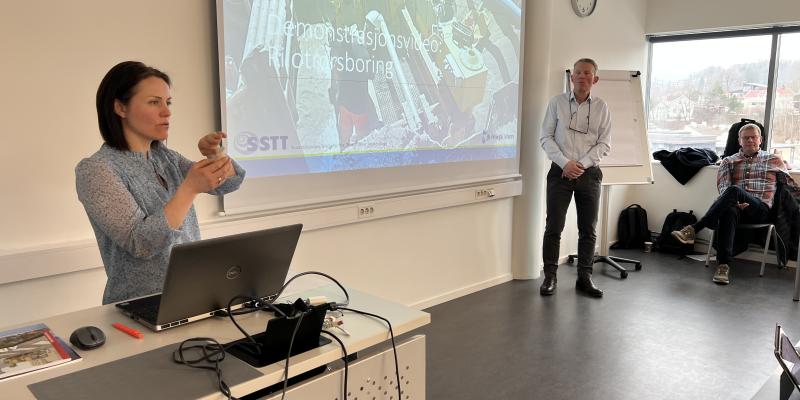 Etter to år som leder av SSTT gir Borghild Folkedal stafettpinnen videre, men fortsetter i arbeidsgruppen og kursvirksomhet. Den avtroppende lederen sier det var lett å bli glad i SSTT. Bildet er tatt på NoDig-kurset, som hun har bidratt til etableringen av.