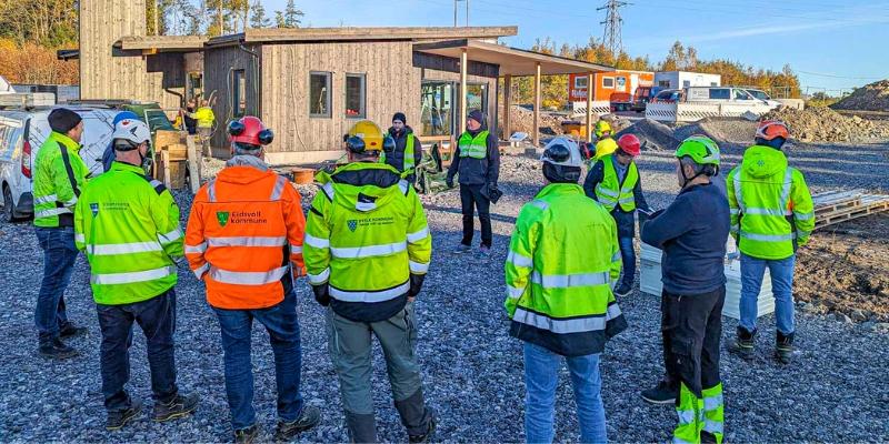 ÅS: Disse bildene er smått historiske. Her ser vi nemlig de aller første deltakerne på kurs på Nasjonalt senter for vanninfrastruktur. Eller Vannsenteret som det kalles i kortform.