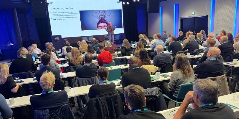 Anette Kveldsvik Desjardins, senioringeniør i Asplan Viak, åpnet dagen med sitt foredrag om innholdet i og arbeidet med Norsk Vann-rapporten: «Fremtidens vann- og avløpssystem».