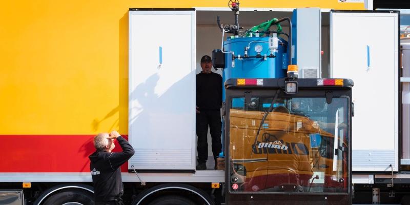 Vanligvis er dampkjelen og generatoren i biler for grøftefri rørfornying drevet av diesel. På den nye lastebilen til Olimb vil disse i stedet gå på biogass.