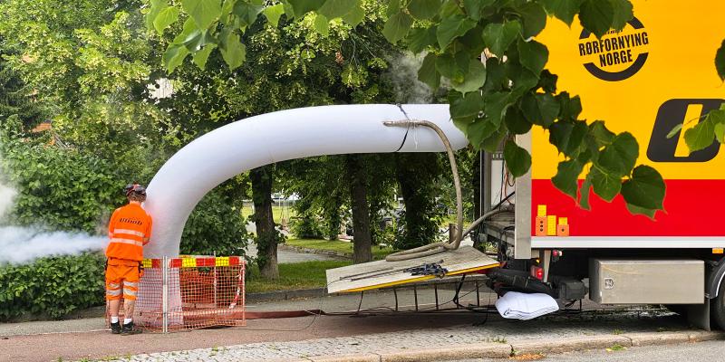 Grøftefri rørfornying er et betydelig bidrdag til å kutte klimagassutslipp fra VA-sektoren. Med den nye biogass-drevne lastebilen vil Olimb Rørfornying ytterligere redusere klimaavtrykket på prosjektene sine.