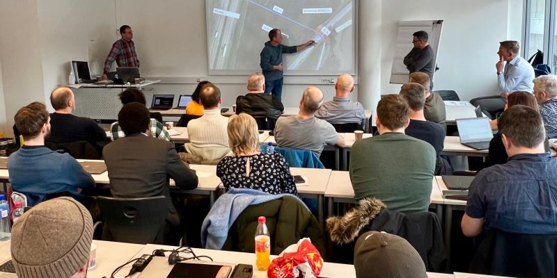 Det oppsto gode diskusjoner under arbeidet med gruppeoppgavene. Her presenterer Svein Rune Myhre, fra Olimb, en oppgave.