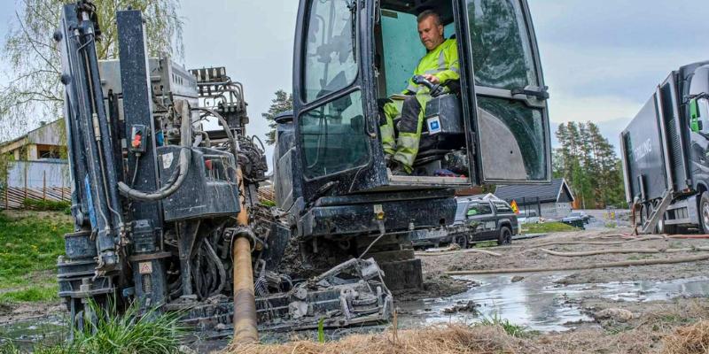 STYRT BORING: Toni Einstulen i Eco Drilling AS borer piloten og trekker ledningen tilbake. Boreriggen er en Tracto Technic Grundodrill 18N, med trekkraft på 18 tonn.