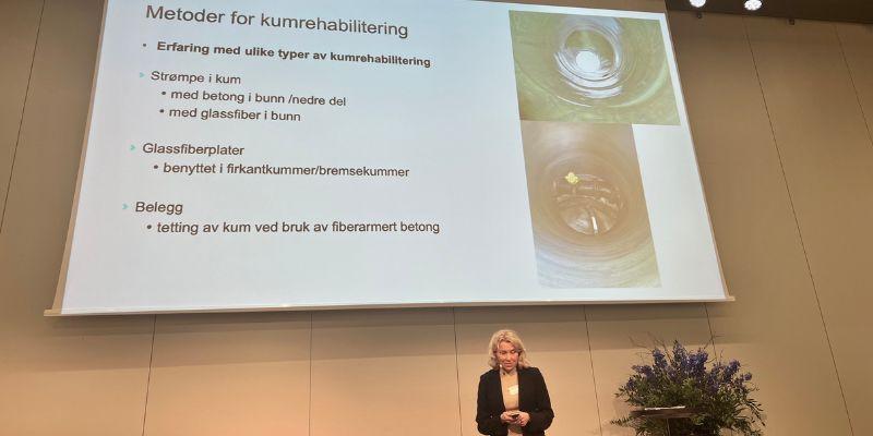 Gjennom flere prosjekt har VAV renovert ca 600 kummer, via ulike NoDig-metoder. Ane Kristiansen, sivilingeniør i Sweco, hun holder foredrag om Oslo kommunes erfaringer fra rehab. av kummer på RINs fagtreff, som er åpent for alle. Bildet er fra hennes foredrag på Norsk Vanns fagdager forleden.