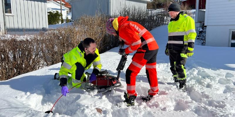 Rørinspektør Martin Hjelmerud fører kameraet inn i stikkledningen. Rørinspektør Kai Halvorsen og byggeleder Sylwia Baldyga deltar også på inspeksjonen.