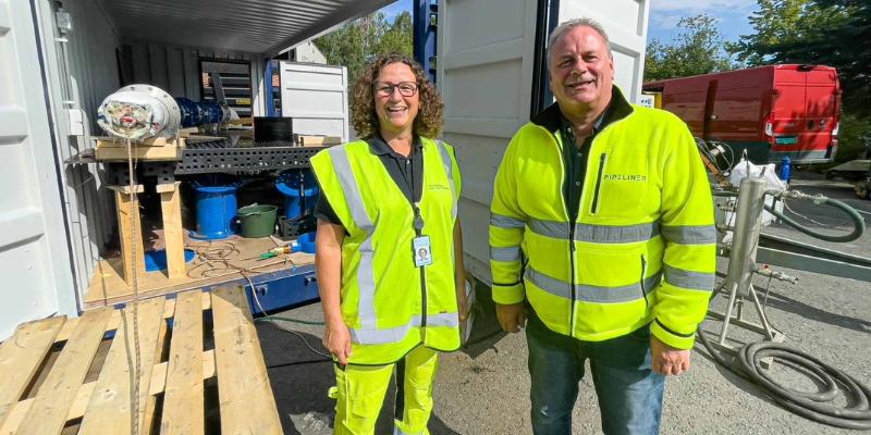 På bildet: Salgs- og markedssjef Tor Heggernes fra Pipeliner AS sammen med Elisabeth Hovda, som da representerte Oslo kommune ved VAV, i prosjektet med testing av foringer i bend. I november beskriver han dette, samt resultater fra RENVANN-prosjektet, på SSTTs NoDig-konferanse i Drammen. Foto: Jørn Søderholm.