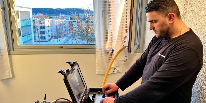 Operatør Durim Qerimaj styrer fresen i en stikkledning, for å åpne opp avstikkeren i et grenrør.