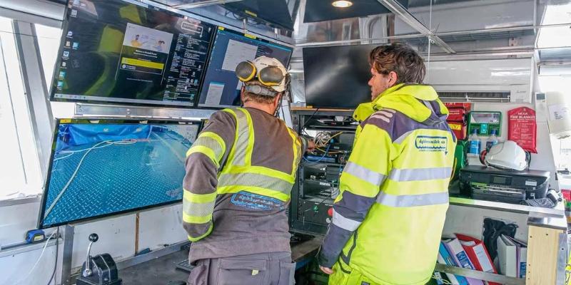 Hans Kristian Nyseth og Bendik Ernst Øverland gjør klart til første sjøsetting av ROV med det nye kameraet. (Foto: Jørn Søderholm)
