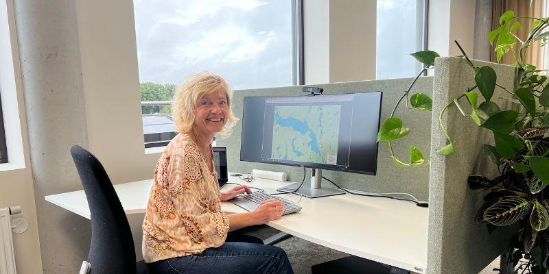 Sivilingeniør Anette Kveldsvik Desjardins på sin kontorarbeidsplass hos Asplan Viak. Fredag 16. august beskrev hun i et SSTT-webinar hvordan vi bør arbeide i dag, for å nå målet om et ledningsnett som møter fremtidige krav og rammebetingelser på en bærekraftig måte.
