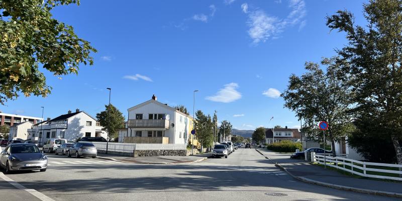 Bodø løser utfordringen med å separere overvannet ut fra fellesledningene ved å legge nye ledninger for spillvann og overvann, i dype grøfter. Samtidig renoveres vannledningene. En får fine sentrumsgater av slikt.