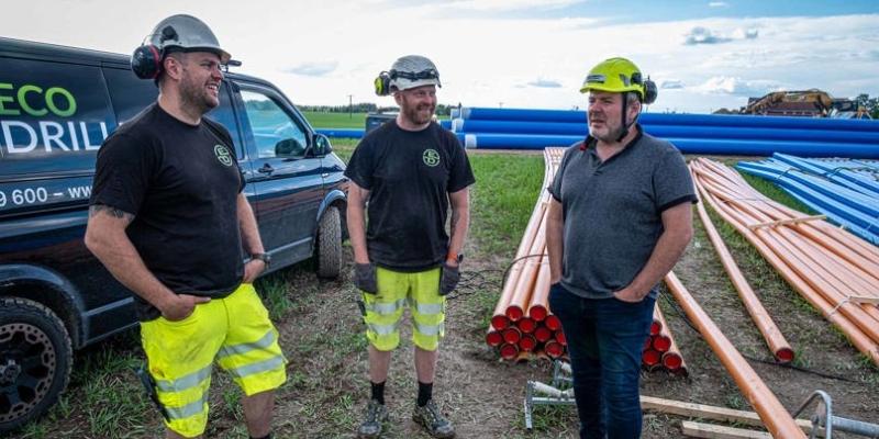 Sveiserne Marius Eriksen t.v. og Thomas Aas Hansen kjører på for fullt med sveising. JAPI-rør fra Hallingplast sveises med totalt fire sveisemaskiner. Prosjektleder Jon Øivind Opsahl i Evind Engseth Entreprenør AS t.h. er fornøyd med samarbeidet med NoDig-entreprenøren. (Foto: Jørn Søderholm)