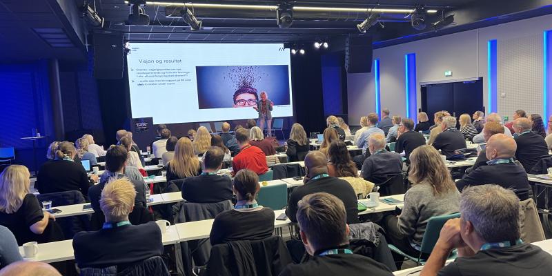 Fra Anette Kveldsvik Desjardins presentasjon av innholdet i og arbeidet med Norsk Vann-rapporten: «Fremtidens vann- og avløpssystem» for et oppmerksomt publikum på konferansen i 2023.