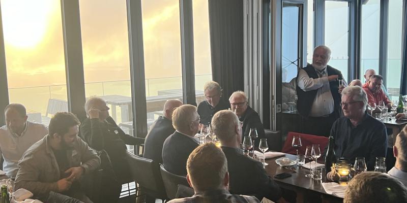RINs hedersgjester under jubileumsmarkeringen var samlet ved ett bord under middagen.