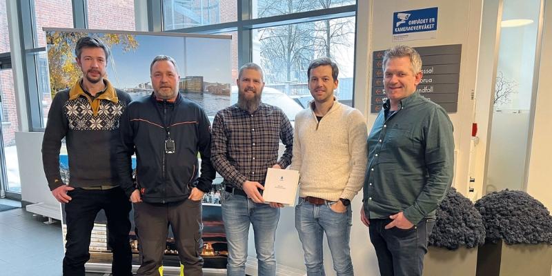 Bilde fra kontraktsignering 6. februar 2023, lånt fra Steg Entreprenørs hjemmeside. Fra v. Geir Henning Hansen (rådgiver, prosjekterende VA), Per Ole Hals (byggeleder for Drammen kommune), Espen Glømme i Steg Entreprenør, Kjell Einar Eriksrud Asmyhr (prosjektleder hos Drammen kommune) og Bjørn Vidar Brenden (Steg Entreprenør).
