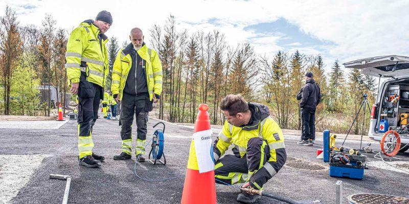 Deltakere på RINs kurs i lekkasjesøk på Vannsenteret i mai 2024. Morten Sommerstad fra Vestfold Vann på huk t.h. Foto: Jørn Søderholm i Praktisk Talt.