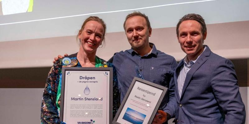 Martin Stensland fikk tildelt Dråpen - de yngres vannpris - for 2024. Her sammen med Ingrid Holøyen Skjærbakken i Norsk VAnn og VA-yngre og Knut Stensberg i SG PAM Norge. (Foto: Jørn Søderholm)