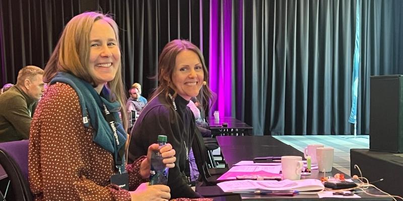 Teksten ble nylig publisert på Hallingplasts Rørblogg. Den er skrevet av Martina B. Svedahl og Borghild T. Folkedal. Her er de sammen under Hallingtreff 2024.