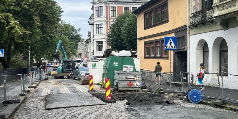 Utblokking er en skånsom og relativt rask metode for ledningsfornying. Veien er stengt for ordinær biltrafikk, men det etableres midlertidige løsninger for fotgjengere og syklister forbi anleggsområdene.
