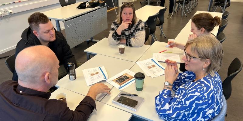I gruppearbeid får kursdeltakerne trening i å arbeide med et NoDig prosjekt, fra planlegging til gjennomføring i oppgaver som omhandler både vann og avløp. Dette er vel anvendt tid og penger. Bildet er fra kurset i Sandvika i fjor.