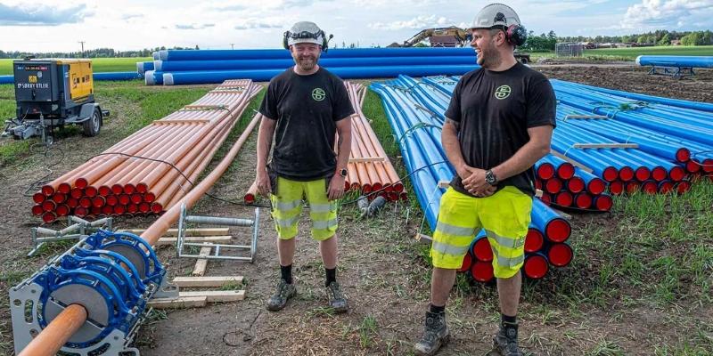 Sveiserne Thomas Aas Hansen t.v og Marius Eriksen kjører på med fire sveisemaskiner for å holde fremdrift. (Foto: Jørn Søderholm)