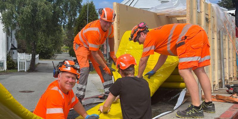 Fotografert under arbeidet med renoveringen av vannledningen i juni 2024: Fra venstre: Knut Theodersen, Kent Tony Karlsen, Jørgen Arnesen og Steffen Strand.