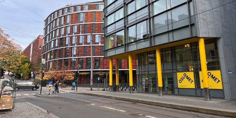 Oppgaven tar utgangspunkt i Pilestredet, hvor det er mye trafikk både over og under bakken. I Pilestredet ligger også Storbyuniversitetet OsloMet, som har flere bygg sentralt i sentrum.