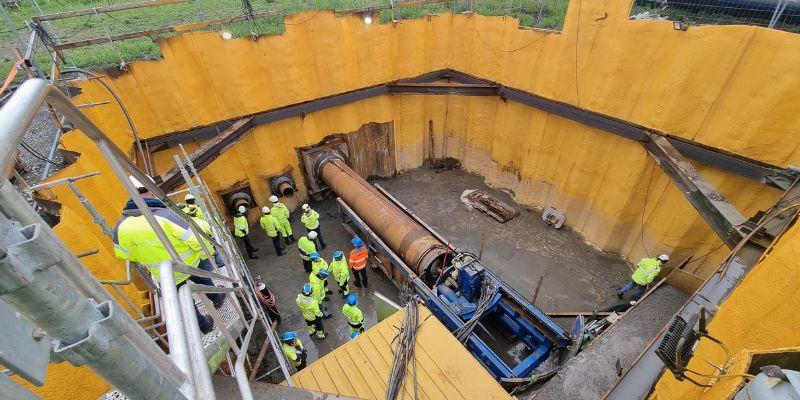 Fordi det ikke foregikk arbeid under fagtreffet fikk deltakerne komme ned i spuntgropen. Der kom de tett på maskiner og utstyr.