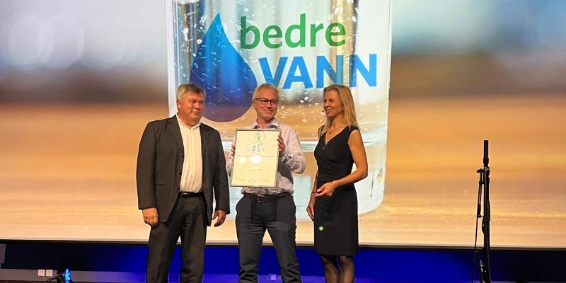 Vinneren av Årets bedreVANN virksomhet 2023 er Nesodden kommune! Her representert ved Roger Taaje, avdelingsleder for infrastruktur og vannmiljø og Niclas Wigforss, avdelingsleder vann og avløp prosjekt og forvaltning.