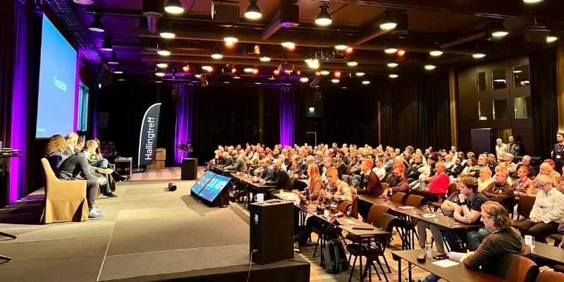 Bilet er fra en sofadebatt under Hallingtreff 2025. Nå er arbeidet med programmet for Vannbransjens tankesmie  2025 kommet godt igang.