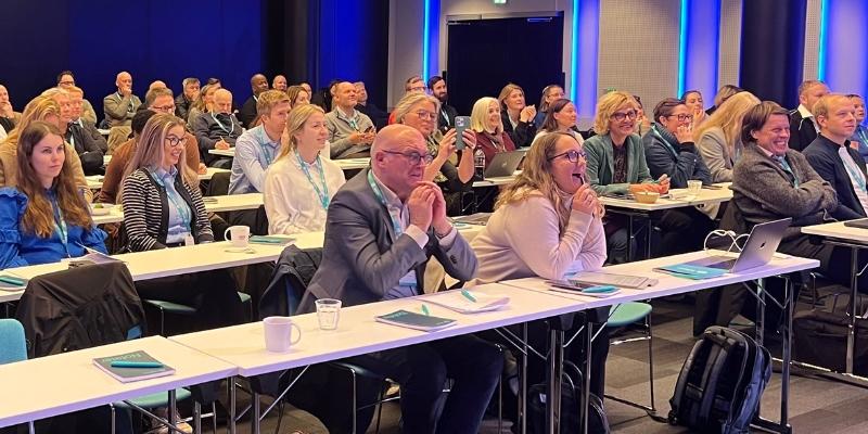 Innovasjonskonferansen for vannbransjen, i regi av Tekna, varer en hel lang dag. Men mye nytt og et variert, lærerikt program bidrar til god stemning gjennom hele dagen. Arkivfoto fra 2023.