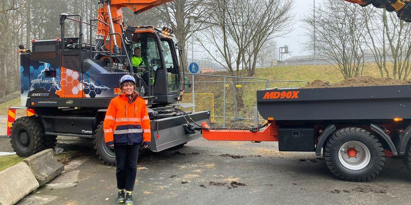 Malin Pettersson framför en elektrifierad grävmaskin. Bild: Kretslopp och Vatten