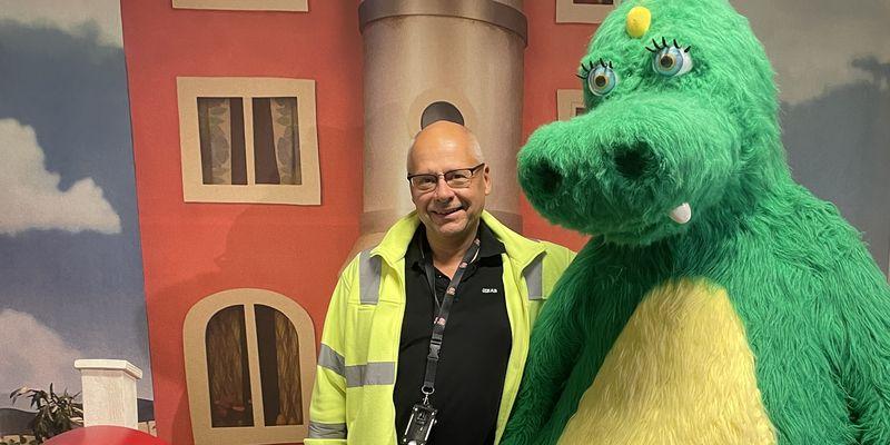 Sven Stenbäck jobbar mycket med projekt i SVT-huset, där även barnprogrammet Bolibompas drake bor.   Foto: privat