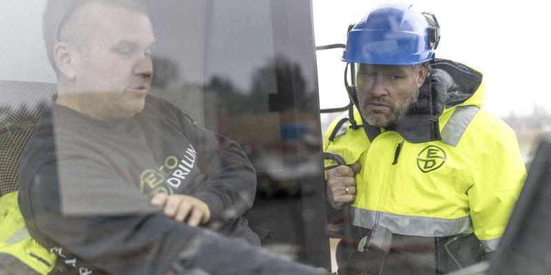 Til høyre Roger Trøsviken, sammen med boreformann Toni Einstulen, som har vært med fra Eco Drilling ble stiftet. (Foto: Eco Drilling).