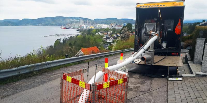 Strømpeforing installeres i avløpsledning fra kum.