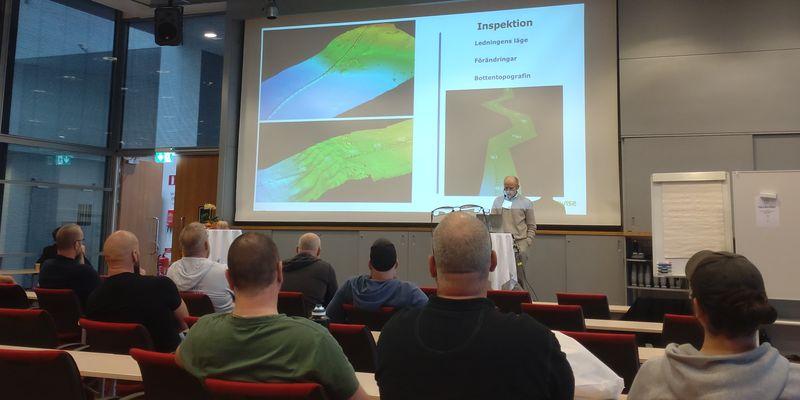 Alexander Engström från Sitowise berättar om 3D- inspektioner av sjöförlagda ledningar och sjöbottnar under Teknikträffens andra dag