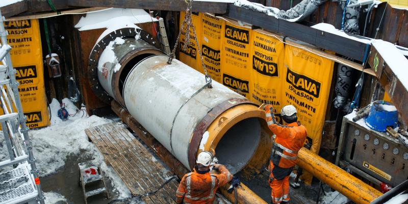 Tunnelering gjennomføres ved at betongrør presses gjennom grunden, mens overflødig masse hentes ut. Foto: Ola Uhlen, Uhlen Productions.