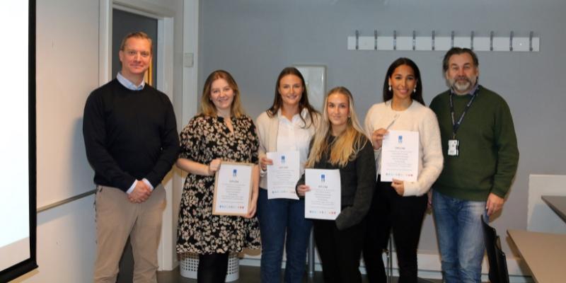 Illustrasjonsbilde: Prisen for beste bacheloroppgave i vann og miljø 2023 gikk til byggingeniørstudenter ved OsloMet. På bildet studentene Elin Nordskaug, Marie Otneim Forshaug, Lovise Mulstrand Nyhagen og Gerd Une Fjerdingstad sammen med representanter fra Rådgivende ingeniørers forening.