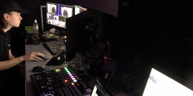 John Simpson, AV-Tekniker på företaget Centas Konferens-TV aktiebolag, jobbar med inspelning av kurser i den digitala studion.  Bild: Karin Lundwall Welin
