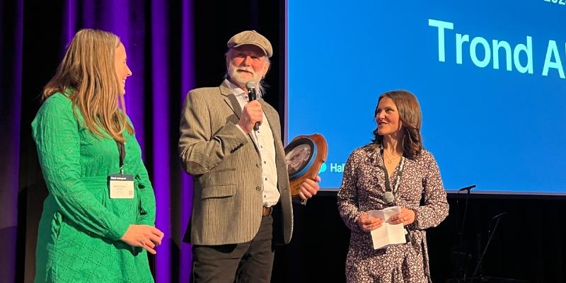 - Det fine med å få dele ut hedersprisen til Trond Alm er at vi også får dele ut klemmer til en person vi bokstavelig talt ser veldig opp til! sa Borghild T. Folkedal og Martina B. Svedah da Hallingtreffs hederspris skulle deles ut for niende gang.