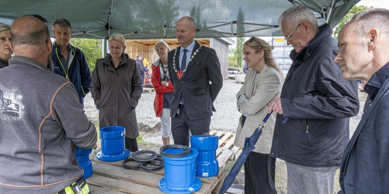 LYTTET: Statssekretær Ellen Rønning-Arnesen fikk etter åpningen en omvisning på Vannsenteret med daglig leder Sjur Tveite. Her på en demonstrasjon på lekkasjelyttefeltet.