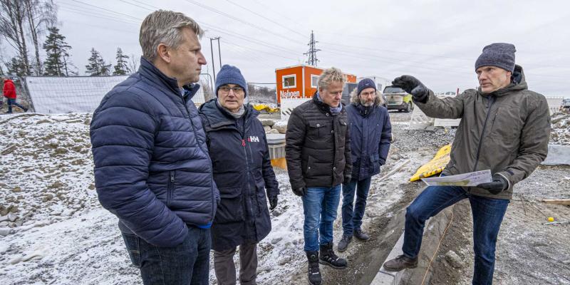 – Et fabelaktig anlegg, skreddersydd for praktisk opplæring av driftsfolk. Dette er vi stolt over å invitere til, sier RINs styreleder Reidar Kveine (t.v). Bilde fra befaring på Vannsenteret: Jørn Søderholm.